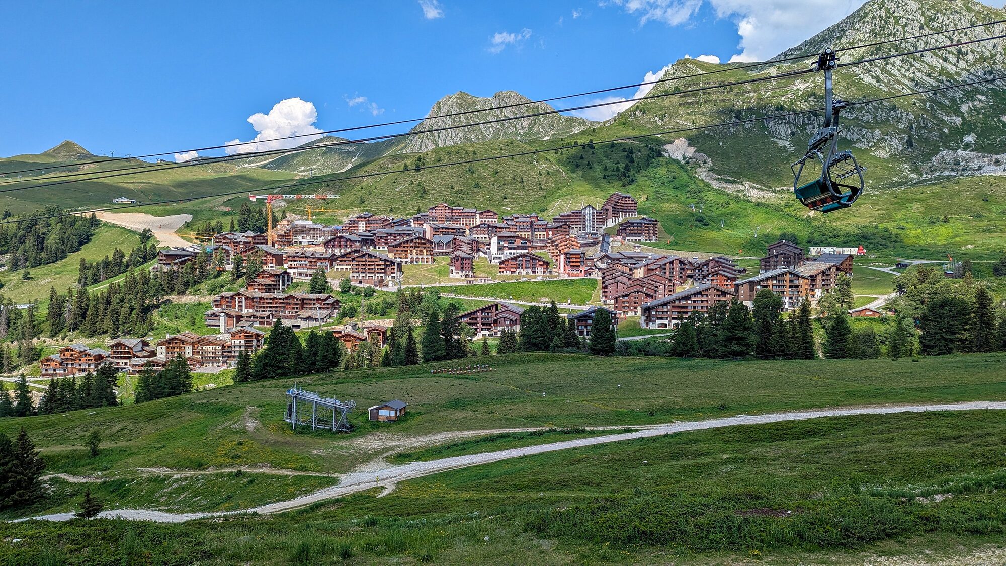 Belle Plagne et la télécabine vues depuis les alpages