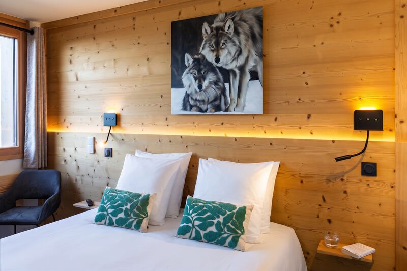 Chambre principale, lit double et tête de lit en bois