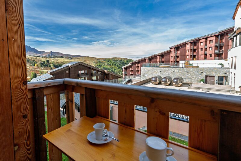 Balcon avec table et vue sur la station