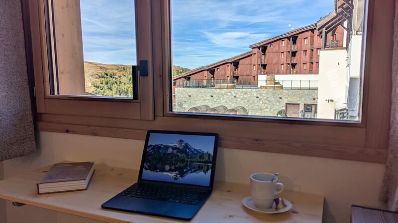 Bureau face à la fenêtre pour le télétravail