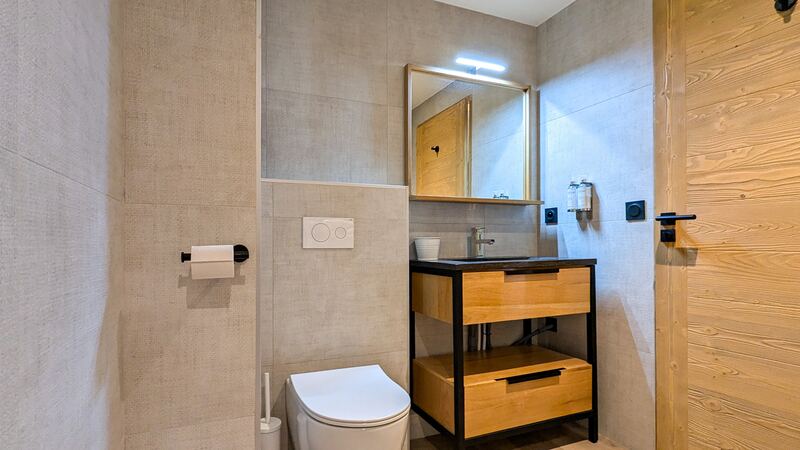 Salle d'eau avec vasque et WC